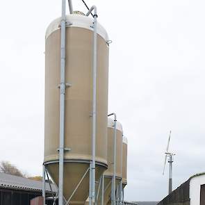 De tarwesilo bij de nieuwste stal beschikt over een kiepbak en elevator zodat de pluimveehouders met hun eigen kipper de tarwe zelf in de silo kunnen brengen.