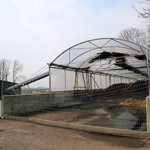 De leghennenhouders draaien de mest in een voormalig sleufsilo van het melkveebedrijf. Hoewel het tot nu toe allemaal aardig heeft meegezeten, hebben ze in de voorbereiding van het bedrijf de hoeveelheid mest onderschat. Bij aanvang kieperde de mest van d