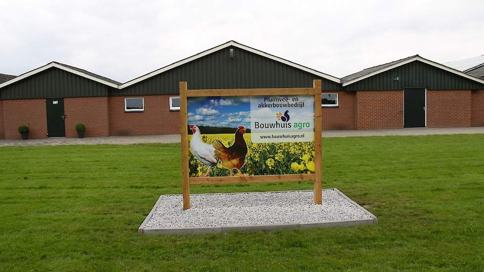 Dit bord maakt voorbijgangers duidelijk dat hier een leghennen- en akkerbouwbedrijf zit. Johan en Rianne vertrokken vanuit Overijssel naar Drenthe en begonnen daar een akkerbouwbedrijf. Samen startten ze in 1991 met 6.500 leghennen. Twee broers van Johan