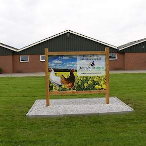 Dit bord maakt voorbijgangers duidelijk dat hier een leghennen- en akkerbouwbedrijf zit. Johan en Rianne vertrokken vanuit Overijssel naar Drenthe en begonnen daar een akkerbouwbedrijf. Samen startten ze in 1991 met 6.500 leghennen. Twee broers van Johan