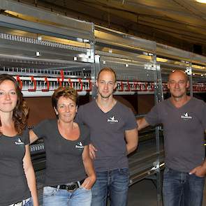 Dochter Mirjam (24), moeder Rianne (49), zoon Erik (20) en vader Johan (51) Bouwhuis in hun omgebouwde leghennenstal. Zij zijn samen de eigenaren van VOF Bouwhuis agro en hebben naast 73.000 leghennen 100 hectare akkerbouw waar ze een gedeelte van het voe