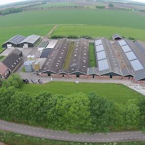 Een overzichtsfoto van het bedrijf van de familie Bouwhuis. De vier legstallen staan parallel naast elkaar. Stal 4 (het meest rechts op de foto) is als laatste verbouwd en beschikt over overdekte en vrije uitloop. Foto: Familie Bouwhuis