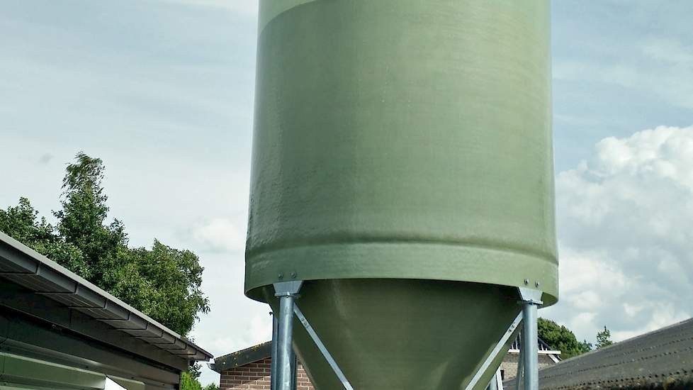 De silo naast de nieuwe stal was tijdens de open dag op vrijdag 15 juli al gevuld met opfokvoer. Gunnink ontving maandag 18 juli de eerste opfokkuikens in de nieuwe stal.