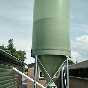 De silo naast de nieuwe stal was tijdens de open dag op vrijdag 15 juli al gevuld met opfokvoer. Gunnink ontving maandag 18 juli de eerste opfokkuikens in de nieuwe stal.