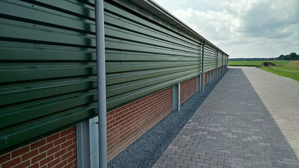 De muren van de nieuwe stal zijn gemaakt van prefab elementen. „De andere stal hebben we een aantal jaren geleden verlengd en toen hebben we ook voor prefab gekozen en dat is goed bevallen”, zegt André.