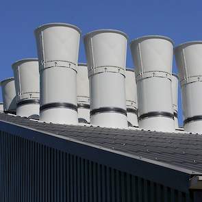 Alle uitgaande stallucht wordt op één punt uitgestoten. Dat moest zo om de vergunning rond te krijgen. „We zitten hemelsbreed om een kleine kilometer van het dorp Ried. Door alle stallucht op één punt zo ver mogelijk van het dorp uit te blazen is er minde