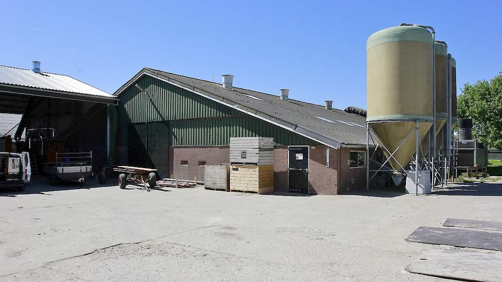 De asbest golfplaten op het dak van de oude stal wil de familie zo spoedig mogelijk vervangen voor asbestvrije golfplaten. „We denken er aan om zonnepanelen te installeren op de daken van onze nieuwe stallen”, zegt De Jong.