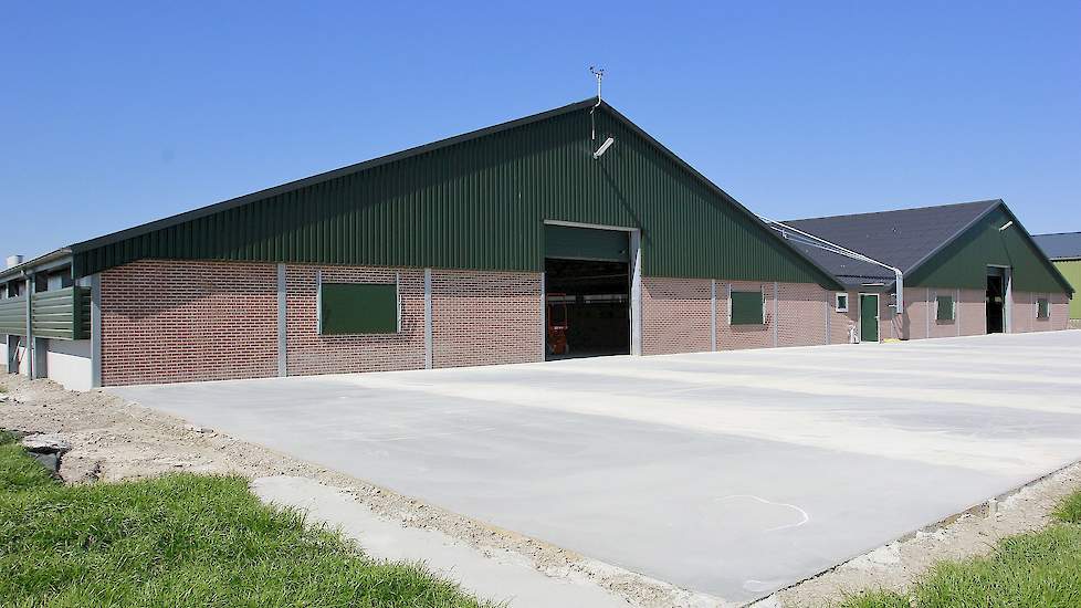 Beide identieke stallen van 100 bij 27 meter (binnenwerks) staan parallel naast elkaar. Naast vleeskuikens heeft maatschap De Jong 120 hectare akkerbouw. Bauke, zijn vrouw Tjitske en broer Ele zitten in de maatschap. Ele, de broer van Bauke, woont op het