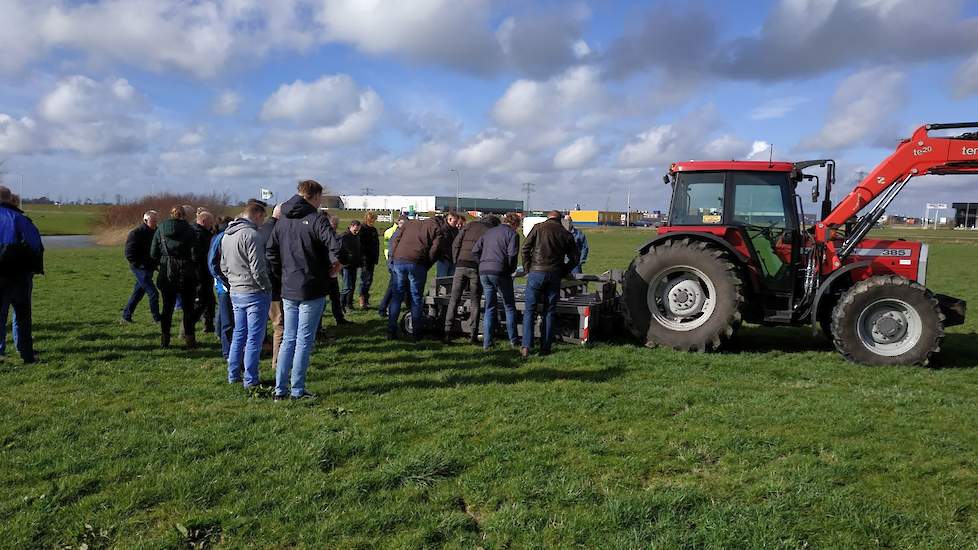 Een grote groep belangstellenden kijkt geïnteresseerd naar de werking van de AMW Optiseerder.