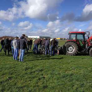 Een grote groep belangstellenden kijkt geïnteresseerd naar de werking van de AMW Optiseerder.