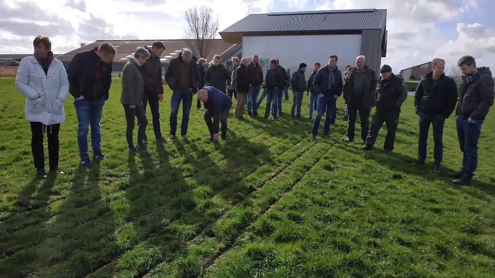 De machine wordt ook even gedemonstreerd. De sleuven in de grond zijn duidelijk zichtbaar. Bij het injecteren van drijfmest adviseert het machanisatiebedrijf om de afstand van de elementen zo af te stellen dat de mest precies tussen de stroken geïnjecteer