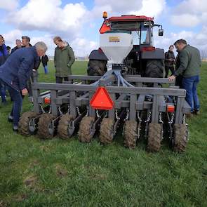 Het robuust gebouwde frame bestaat bij dit prototype uit acht elementen. Het mechanisatiebedrijf levert de machine standaard met 7 elementen en een werkbreedte van 2,40 meter. Maar op maat maken is ook mogelijk.