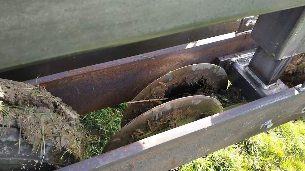 Twee messen keren de zode vervolgens om. Zodoende krijgt het gras in de sleuf een achterstand en heeft het gezaaide zaad kans om te kiemen. Juist dit onderdeel maakt het verschil met andere doorzaaimachines, waar er teveel concurrentie is met de bestaande