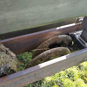 Twee messen keren de zode vervolgens om. Zodoende krijgt het gras in de sleuf een achterstand en heeft het gezaaide zaad kans om te kiemen. Juist dit onderdeel maakt het verschil met andere doorzaaimachines, waar er teveel concurrentie is met de bestaande