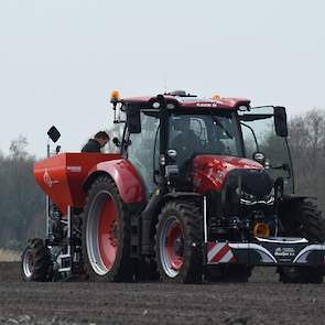 Het perceel in Zuidlaarderveen is 10 hectare groot. De uien zijn in twee dagen tijd geplant.