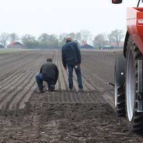 Gekozen is voor een spoorbreedte van 2 meter. „Onze hele mechanisatie is afgesteld op die breedte. Ook de uienzaaier en de rooimachine. Zo hoeven we tenminste geen nieuwe machine aan te schaffen voor de oogst.”