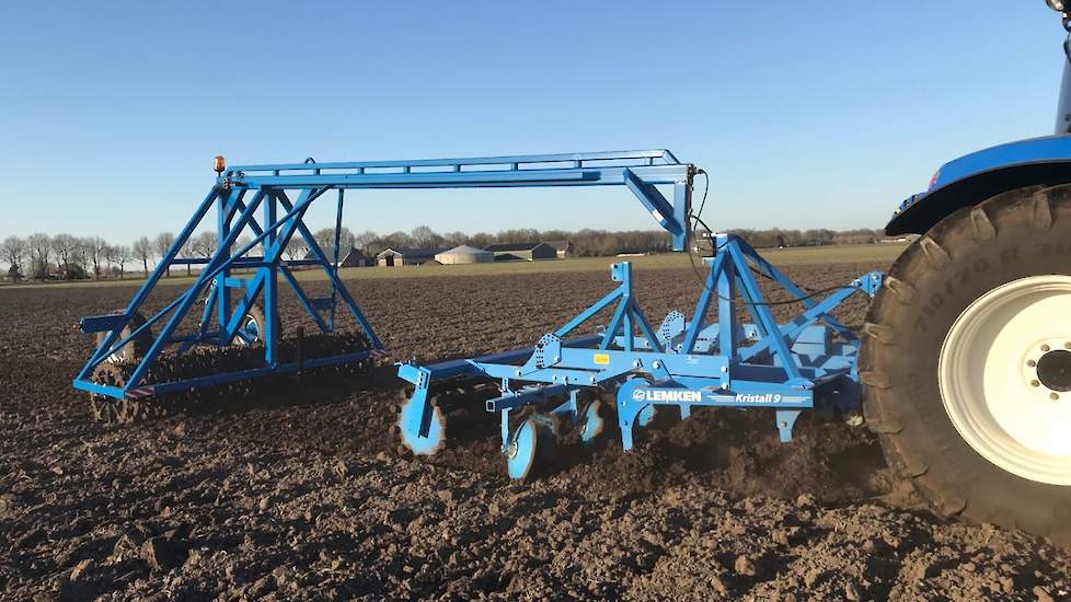 2 april: Het zaaibed voor de bieten is klaargelegd met een vleugelschaar cultivator op 20 cm diepte.