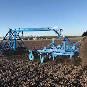 2 april: Het zaaibed voor de bieten is klaargelegd met een vleugelschaar cultivator op 20 cm diepte.