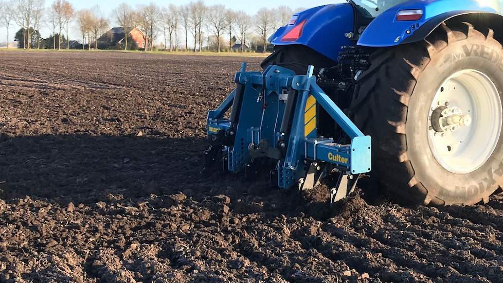 1 april: We hebben 25 kuub gemixte drijfmest geïnjecteerd met 40 procent rundveedrijfmest en 60 procent varkensdrijfmest uit eigen mestsilo. Daarna is het perceel overdwars gewoeld (foto) op 40 cm diepte om de storende laag in de ondergrond te breken. Vóó