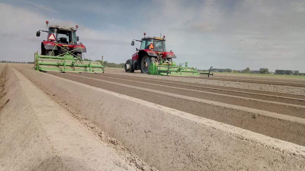 8 mei: De ruggen zijn opgefreesd. We doen dit zo snel als mogelijk na het poten van de laatste aardappelen. Ook dit jaar is dat voor het behouden van vocht heel belangrijk. Qua onkruiden zou je juist misschien willen wachten met frezen.