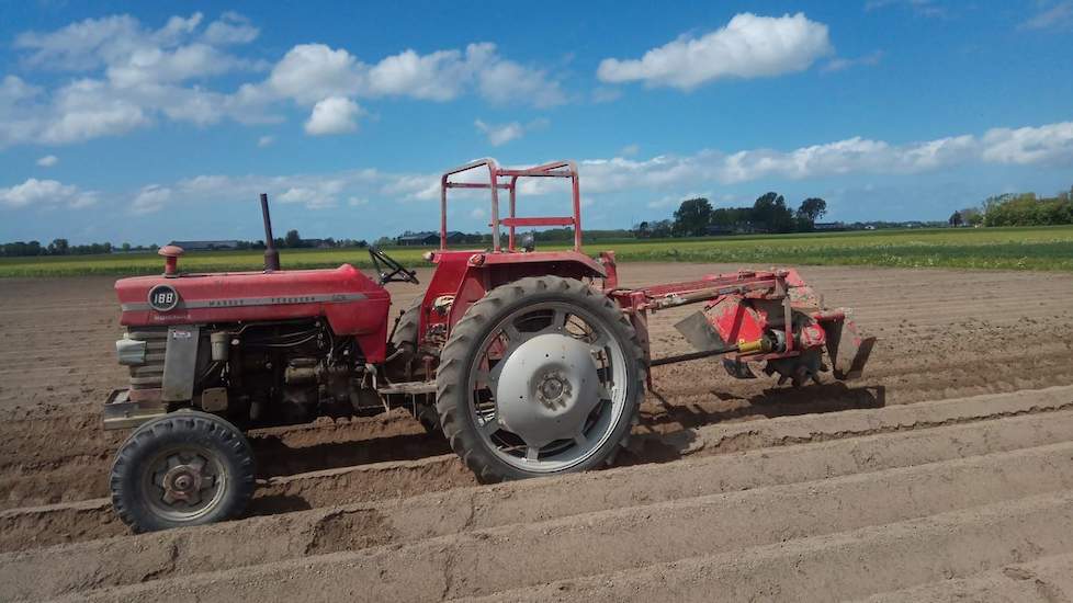 8 mei: Direct na het aanfrezen brengen we greppels aan in de lage plekken en op de kopakkers.