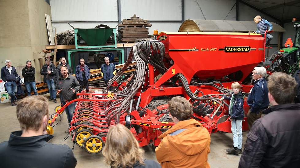 De Väderstad Spirit is volgens Den Herder een zaaimachine met hoge zaaicapaciteit en nauwkeurige diepte-aflegging van het zaad. „Bij deze machine gaat de capaciteit boven de vlaklegging.”