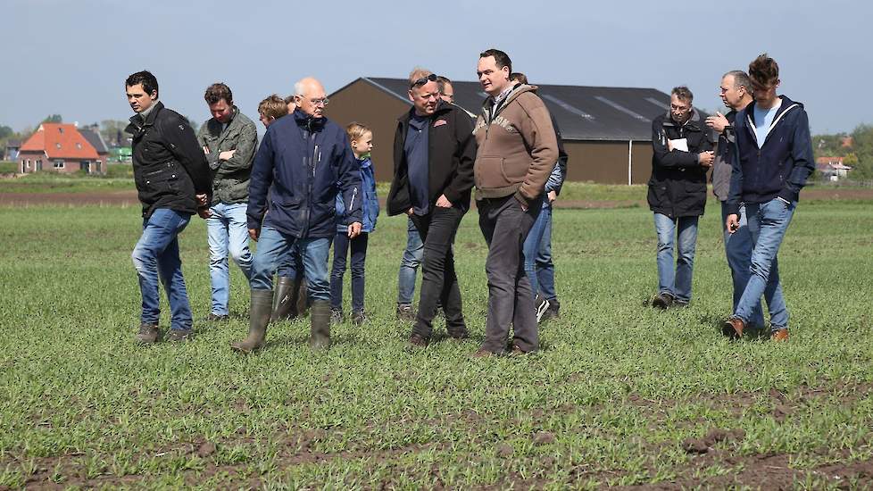 De veldemo in Zuidbroek trok zo’n 70 bezoekers naar het bedrijf van de gebroeders Prins. Op een perceel zomergerst, met daarin een zaaiproef met vier verschillende zaaisystemen, werd de invloed van de verschillende zaaitechnieken op de mechanische onkruid