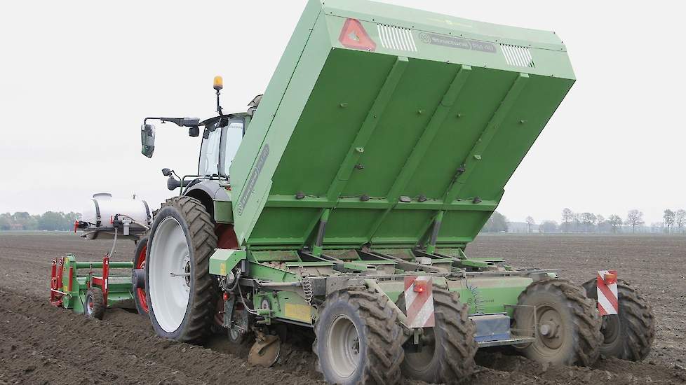 In de voorraadbunker past de inhoud van twee palletkisten. „Het is een 4-rijer met snarenbed.”