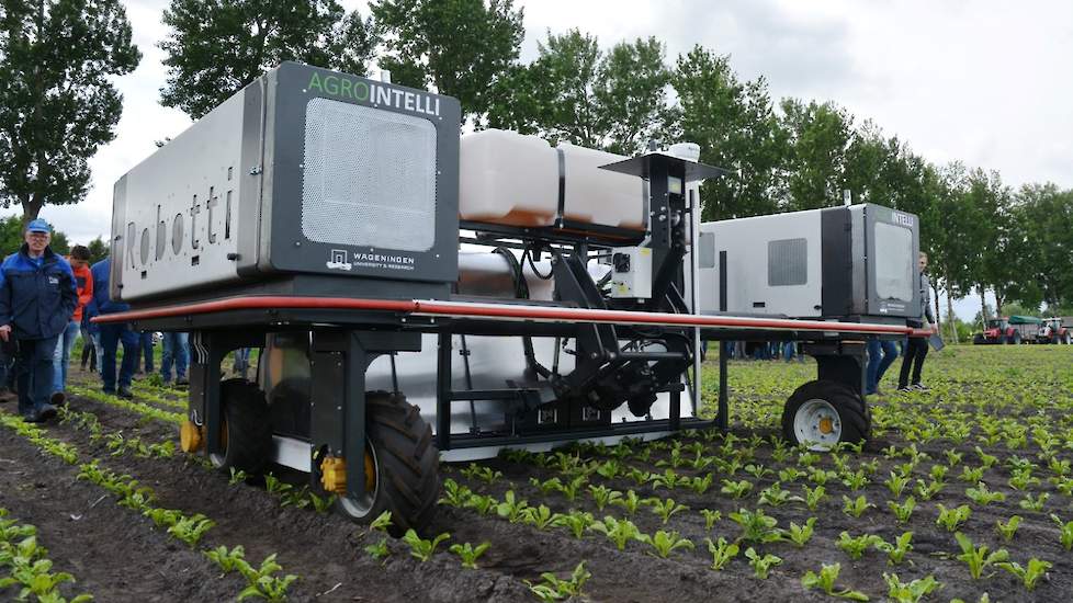 Het Deense bedrijf AgroIntelli introduceert op de Innovatiedag zijn Robotti, een autonome werktuigendrager. Johan Booij van Wageningen UR erkent de moeilijkheid van het leren herkennen van de goede en de foute planten. De computer is via een algoritme gel