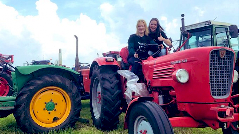 Europarlementariër Esther de Lange zette ook een foto op Twitter: "Soms zelf aan het stuur, soms de stille kracht achter de schermen, maar altijd van groot belang voor het boerenbedrijf, ons landschap en ons voedsel. Dank aan alle boerinnen van Nederland!