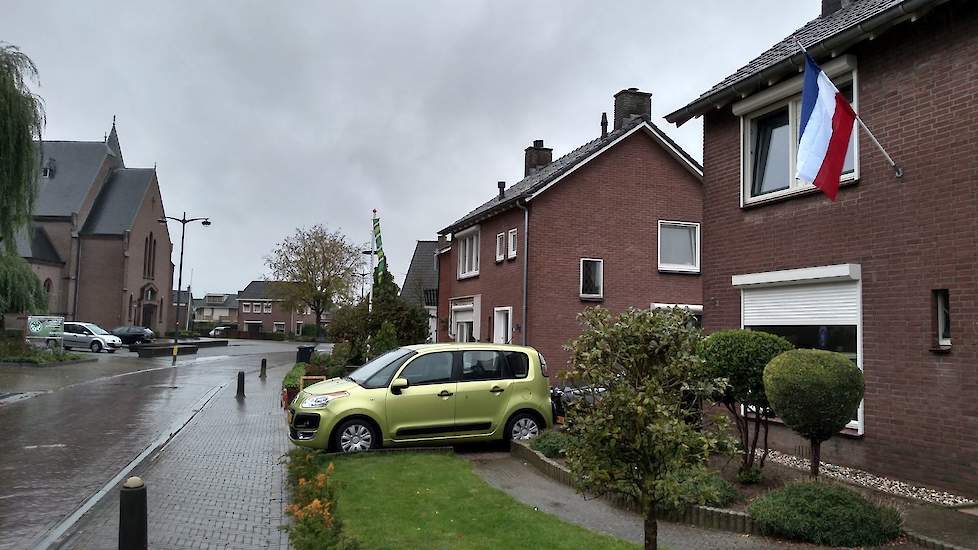 Op verschillende plekken in Nederland hangt de Nederlandse vlag ondersteboven, onder andere bij Henri Wenting uit Loil (GD). Hij is werkzaam bij Güttler GmbH. „Ik was graag naar Den Haag gegaan”, vertelt hij. „Maar mijn vrouw is nu naar haar werk. En we h