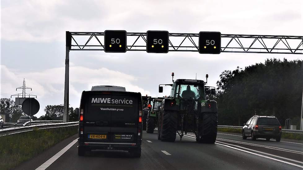 Stapvoets rijden over de A32 bij Meppel.