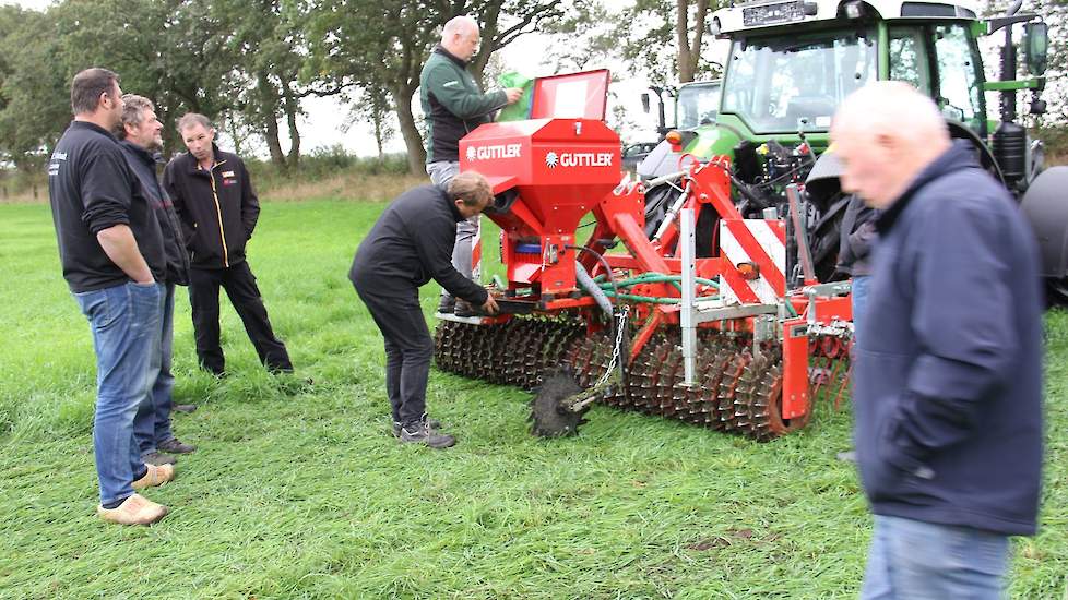 Agrifirm benadrukte het belang van goed grasland, en dat het het beste is koeien te laten weiden op kweek om dit onkruid te onderdrukken. Ook zou een boer grasmengsels moeten selecteren op bloeitijd; deze moet liefst in dezelfde week vallen.