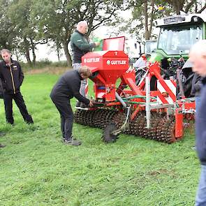 Agrifirm benadrukte het belang van goed grasland, en dat het het beste is koeien te laten weiden op kweek om dit onkruid te onderdrukken. Ook zou een boer grasmengsels moeten selecteren op bloeitijd; deze moet liefst in dezelfde week vallen.