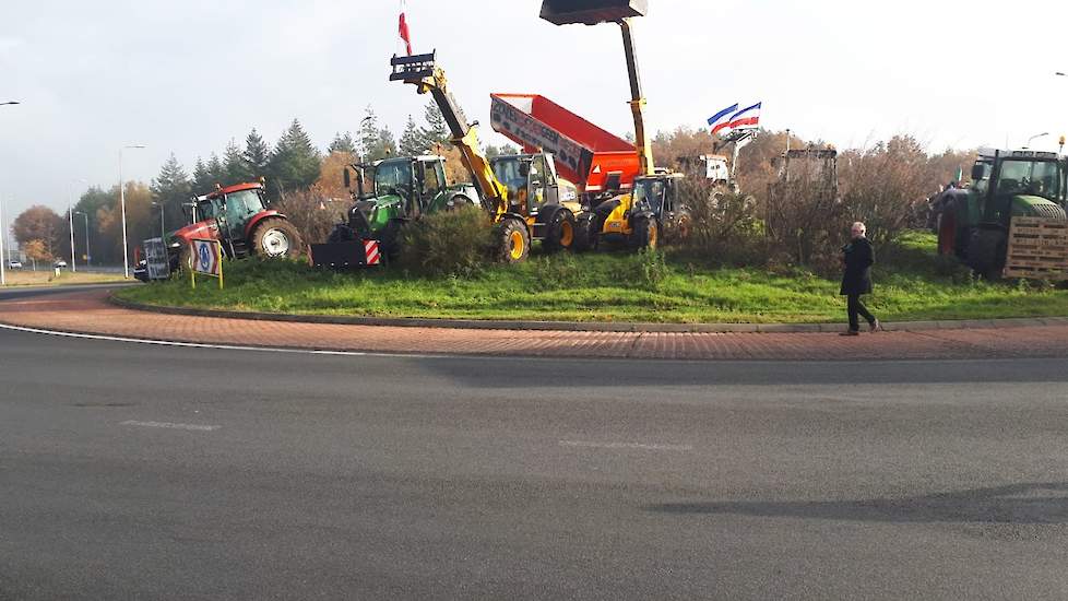 Boeren verzamelen zich bij De Witte Paal bij Hardenberg (OV).