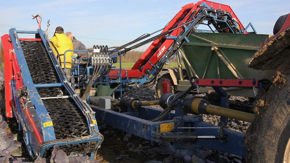 Lodders heeft eerder getest met twee verschillende demomachines. Van deze twee heeft hij het beste eruit gehaald en dat zit in deze huidige machine. „Nu kun je wel 60 ton per dag verwerken. Je hoeft nu geen voorwerk te doen, kunt meteen aan de gang.”