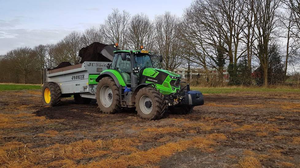 De Drentse akkerbouwer Jurgen Siebring heeft compost gestrooid. „Voor de teelt van aardappelen, groeien ze goed op.”