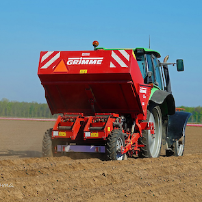 Drie jaar geleden is hij begonnen met diepploegen. „Het is een hele investering, maar het heeft wel effect.” Op één van de gediepploegde percelen heeft hij vorig jaar aardappelen geteeld. Daar zat duidelijk meer tal onder.