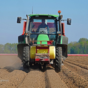 Voor de pootmachine een Deutz Fahr Agrotron 115 mk3 .