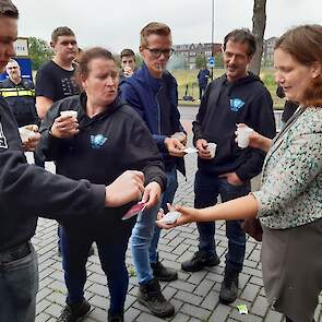 Meike Lubbers zamelt identiteitsbewijzen in.