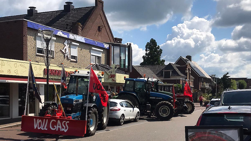 Boeren trokken zaterdag naar Bakkerij Stroet in Neede om FDF-vlaaien, die de bakker heeft gemaakt, uit te delen