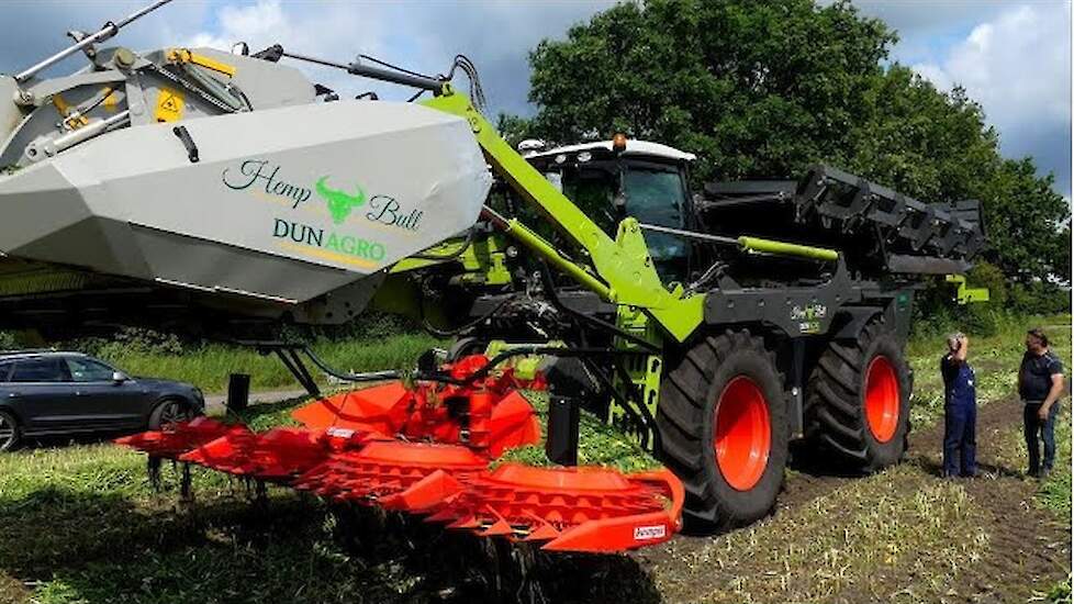 Hennepvezel oogst van start met Claas Xerion 4000 Trac. Dun Agro Oude Pekela.