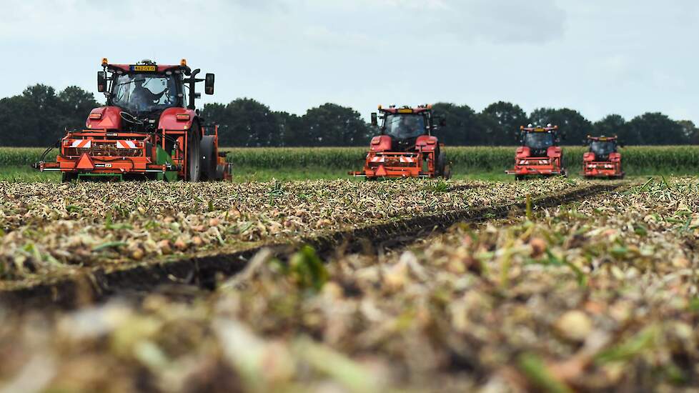 Overigens was het de keuze van de loonwerker om met vier machines aan het werk te gaan. „Omdat we vanwege het weer we niet overal terecht konden. Er werd weer regen voorspeld, dus we wilden graag voor die bui de boel eruit hebben.... en dat is gelukt”, ze