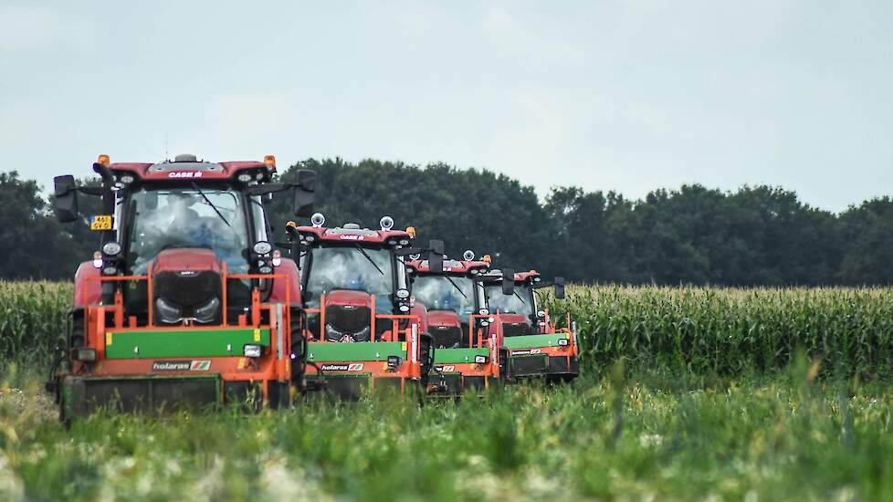 Haaijer rijdt hier met vier bijna identieke Holaras-combinaties van een UM 180 maaier en een UR 170 rooier. Eén van de combinaties is uitgerust met een Topcon YM2 opbrengstmeter.