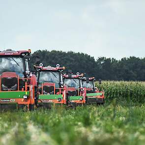 Haaijer rijdt hier met vier bijna identieke Holaras-combinaties van een UM 180 maaier en een UR 170 rooier. Eén van de combinaties is uitgerust met een Topcon YM2 opbrengstmeter.