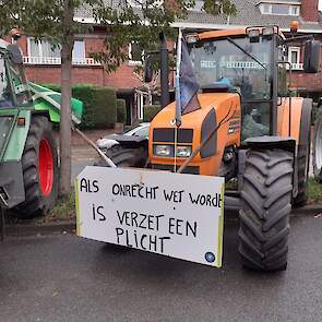 Sommige trekkers zijn wederom versierd met een leus voorop de trekker.