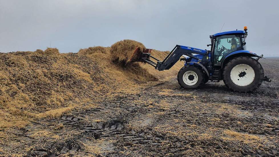 Voordat het transportbedrijf kwam om de aardappelen te laden, heeft Maathuis het stro verwijderd met de voorlader.