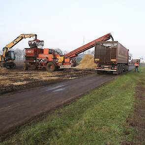 De hoop ligt naast een betonpad, zodat schoon kan worden geladen. De chauffeurs steken hun vrachtwagen achteruit langs de hoop en het laden kan beginnen.