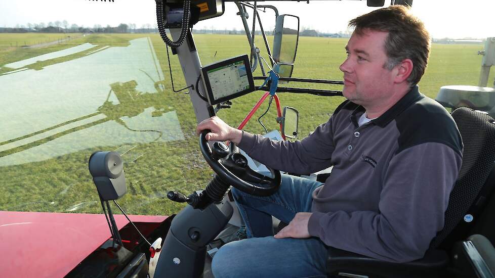 John Stuurwold van loonbedrijf Weco De Hondsrug is in Borger (DR) bij melkveebedrijf Rozeboom de eerste mest aan het uitrijden.