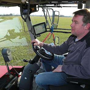 John Stuurwold van loonbedrijf Weco De Hondsrug is in Borger (DR) bij melkveebedrijf Rozeboom de eerste mest aan het uitrijden.